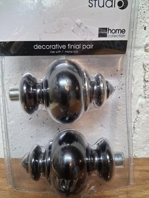 Par de remates decorativos Studio JC Penny Home Collection color negro Foto 1 de 3