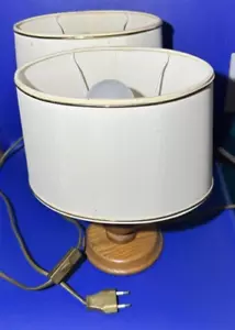 1 Paar = 2 Nachttischlampen Holz Eiche / Schirmlampe / Nachtlicht / Tischlampe - Bild 1 von 4