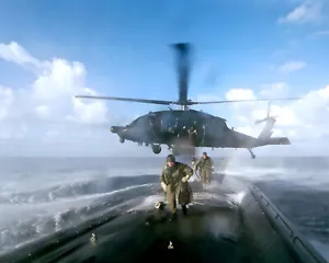 Soldaten fallen aus Hubschrauber Schnellseil U-Boot Marine Foto Poster Druck - Bild 1 von 1