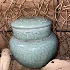 Tarro de jengibre Caledon con tapa de porcelana de colección diseño de hoja de uva - Imagen 1 de 19