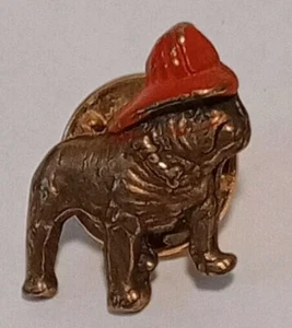 Spilla bulldog casco pompiere Mack Trucks rivolta a destra cappello bavero spilla, cravatta - Foto 1 di 5