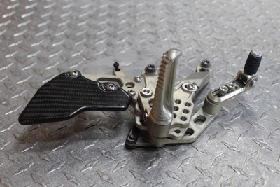 BMW S1000RR 2016 2017 JUEGO TRASERO DERECHO ESTRIBA CONDUCTOR SOPORTE MONTAJE Foto 1 de 4