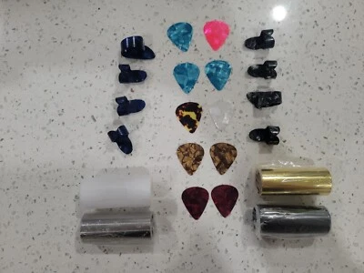 Augshy 4 Pieces Medium Picks in Metal Box.New - Image 1 of 4