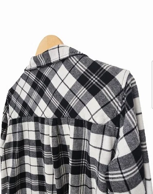 Camisa de flanela GAP feminina ajuste relaxado grande macia xadrez bolso preto branco excelente estado usado! - Imagem 1 de 4