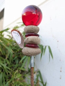 Garten Gartenstecker Beetstecker mit Glaskugel rot 6cm ,Steindeko H115cm 030962 - Bild 1 von 3