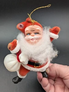 Adorno de árbol de Navidad de Papá Noel flocado vintage fieltro espeluznante cara de plástico ojos azules - Imagen 1 de 11
