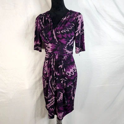 Vestido de cóctel MAGGY LONDON talla 4 púrpura plisado sobrepelliz hasta la rodilla Foto 1 de 4