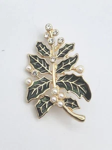 Napier Brosche grün Emaille Kunstperlen klar Strass Stechpalme Zweig goldfarben - Bild 1 von 10