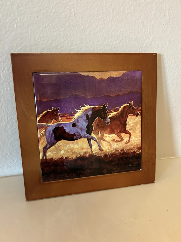 Remache de cerámica con marco de madera diseño de caballo por Cypress Home decoración de cabina occidental Foto 1 de 4