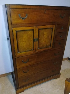 Cómoda alta estilo colonial Imperio Británico ligeramente usada Foto 1 de 4