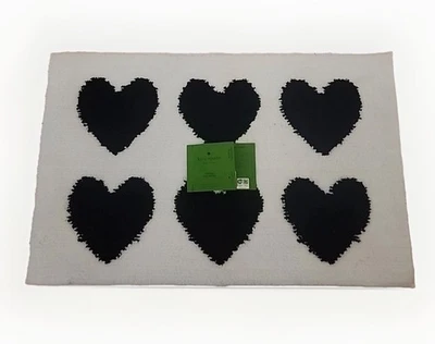 Alfombra de baño Kate Spade blanca con corazones negros nueva con etiquetas 20x32 pulgadas Foto 1 de 2