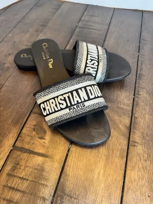 Sandalias Christian Dior para mujer Dway Slides negras y crema, talla US 7 EU 38 Foto 1 de 4