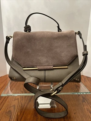 Bolso de Mano Sole Society Gris/Toupe Gamuza Solapa Cuero Vegano con Correa Extraíble Foto 1 de 4