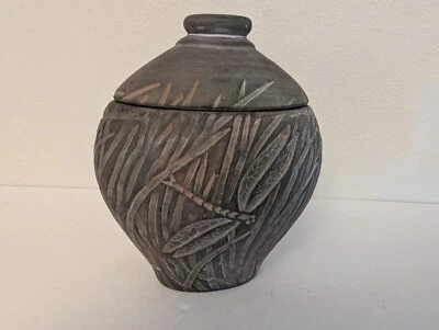 Bote decorativo de 6" de alto / tarro ovalado con tapa hierba y libélulas en muy buena condición Foto 1 de 4