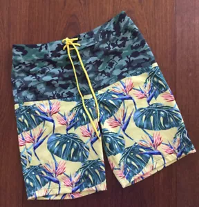 SALTWATER FAMILY pantaloncino uomo tavola mimetico e piante tropicali taglia 31 usato in ottime condizioni - Foto 1 di 5