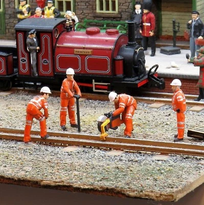 OSBORNS MODELS 3D OSBF135 OO Gauge Network Rail Track Workers (painted) (pack of 4)