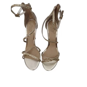 Stiletto Badgley Mischka Jolene para mujer talla 7,5 dorado metálico punta abierta tiras nuevo en caja - Imagen 1 de 9