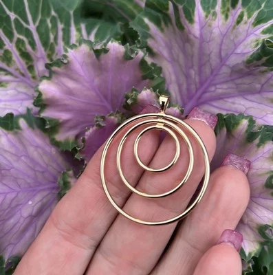 Colgante de tres anillos de oro amarillo de 14k Eternagold Foto 1 de 4