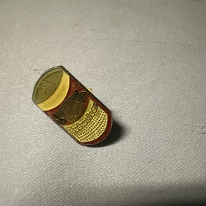 Vintage Budweiser Bierdose goldfarben Anstecknadel Sammlerstück  - Bild 1 von 5