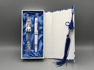 Chinesisch hergestellt blau und weiß Porzellan Stift und Lesezeichen Set Neu im Karton - Bild 1 von 11