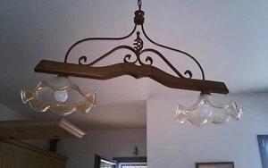 Lampadario artigianale rustico con 2 luci ART.220 in ferro battuto legno e vetro - Picture 1 of 6