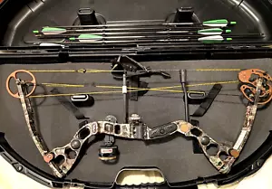 MARTIN COMPOUND BOW - 'BONE HUNTER' (Dicks Sporting Goods brand) CASE & ARROWS - Picture 1 of 12