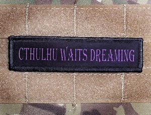 Cthulhu Waits Dreaming 1x4 HP Lovecraft Hook and Loop Morale Patch - Bild 1 von 1