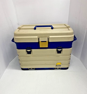 ## Sistema de aparejos Plano. Caja de aparejos y enormes cantidades de aparejos de pesca. Foto 1 de 4