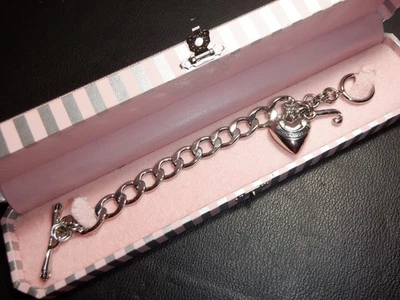 Pulsera Juicy Couture con Corazón y Dije J, Color Plata con Caja Foto 1 de 4
