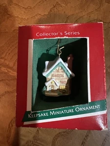 Hallmark Keepsake adorno de Navidad, Mini Old English Village Sweet Shop, 1989 - Imagen 1 de 5