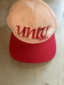De colección UNLV Rebels Sombrero Para Hombres Snapback Rojo Gris El Juego Años 90 Universitario RT - Imagen 1 de 3