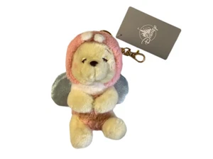 Japan Tokyo Disney Store Pooh & Friends 2023 Honey Day Bee Plüsch Schlüsselanhänger rosa - Bild 1 von 2