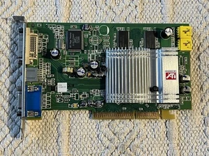 Sapphire ATI Radeon 9600 256MB DDR AGP 8x Retro Gaming Graphics Card - Imagen 1 de 2