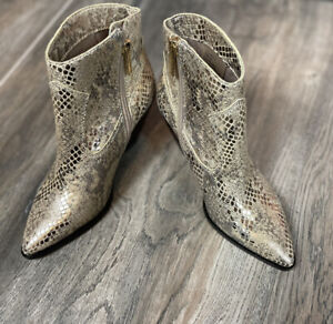 VINCE CAMUTO JEMEILA GOLD & MULTI COLORS SNAKE EMBOSSED CHUUKA BOOTS SIZE 5 NWOB