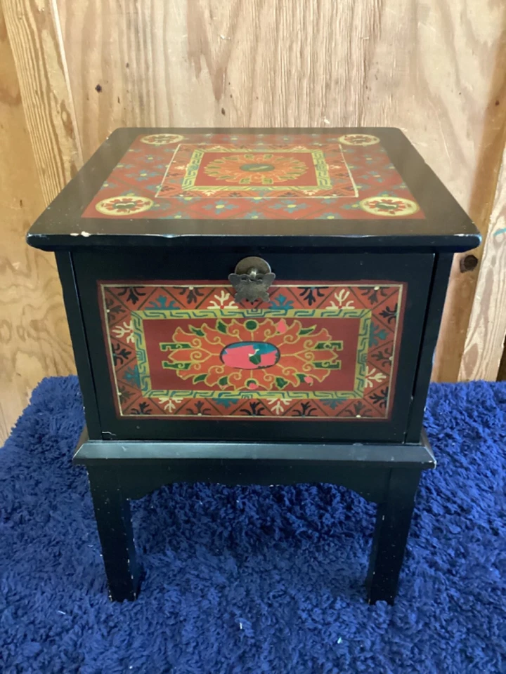 Mesa auxiliar de almacenamiento Pier 1 Imports 24” de alto x 18” de largo x 18” de profundidad algunos defectos Foto 1 de 4