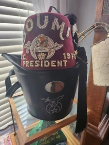 Sombrero Shriners Fez BOUMI ESSC PRESIDENT 1976 LOTE CON JOYAS con estuche rígido IMPRESIONANTE  - Imagen 1 de 8