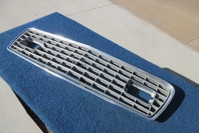 Ford Mustang II GRILL WITH SURROUND Good used Original 1975 1976 1977 1978 Foto 1 de 4