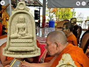LP Sila / Phra Sri Ariya Mettrai พระศรีอริยเมตไตรย รุ่นบูชาครู หลวงปู่ศิลา สิริจ - Picture 1 of 10