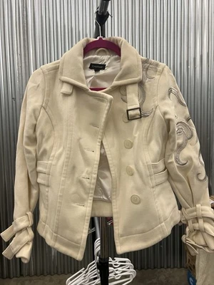 Chaqueta para mujer Bebe, blanca con detalles grises en el lateral, talla Xs, botón y hebillas Foto 1 de 4