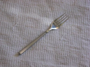 TOWLE STAINLESS FROSTED HANDLE W/ GLOSSY BEAD / TIP UP HANDLE FORK 1 PIECE - Picture 1 of 2