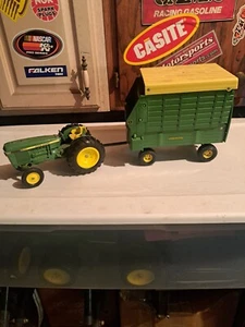 ERTL John Deere Diecast Tractor And silage Wagon 1/16 Scale - Picture 1 of 10