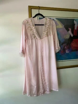 Conjunto de bata y braguita bordada floral de seda rosa de colección mariposa femenina mediana Foto 1 de 4