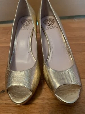 Preciosos tacones altos Vince Camuto serpiente sintética dorada talla 8,5 sofisticados Foto 1 de 4