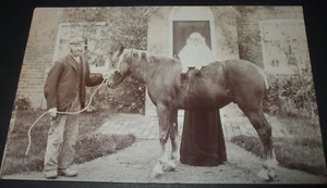 Antigua Foto Real Postal HISTORIA SOCIAL Niño a Caballo Trabajador sostiene caballo - Imagen 1 de 1