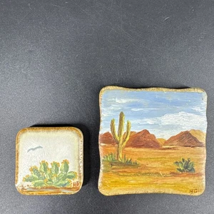 Juego de 2 imanes de nevera de azulejos de cerámica Cactus Desert pintados a mano firmados HG - Imagen 1 de 9