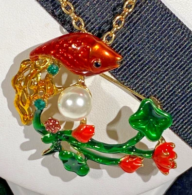 BETSEY JOHNSON ELEGANTE KOI ESTANQUE PEZ ESMALTE NARANJA CRISTAL Y PERLA PIN COLGANTE Foto 1 de 4