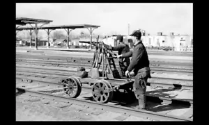 1940 Railroad Workers Hand Car PHOTO Oklahoma City, OK Train Tracks Station - Bild 1 von 2