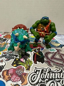 1992 Playmates TMNT Cave Turtle Leone & Dingy Dino Triceratops (1280) - Foto 1 di 8
