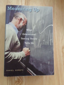 Measuring Up : What Educational Testing Really Tells Us by Daniel Koretz HC/DJ - Foto 1 di 1
