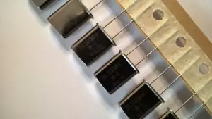 YEA195 Qty 10 pcs Raltron A-20.000-18-EXT-TR Crystal 20.000MHz HC/49U T/H - Picture 1 of 2